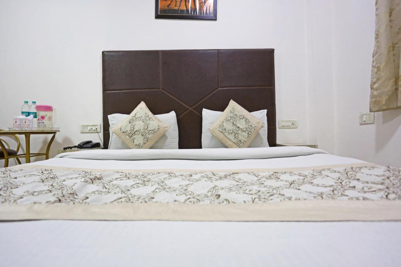 Hotel Sterling Inn, New Delhi Bagian luar foto