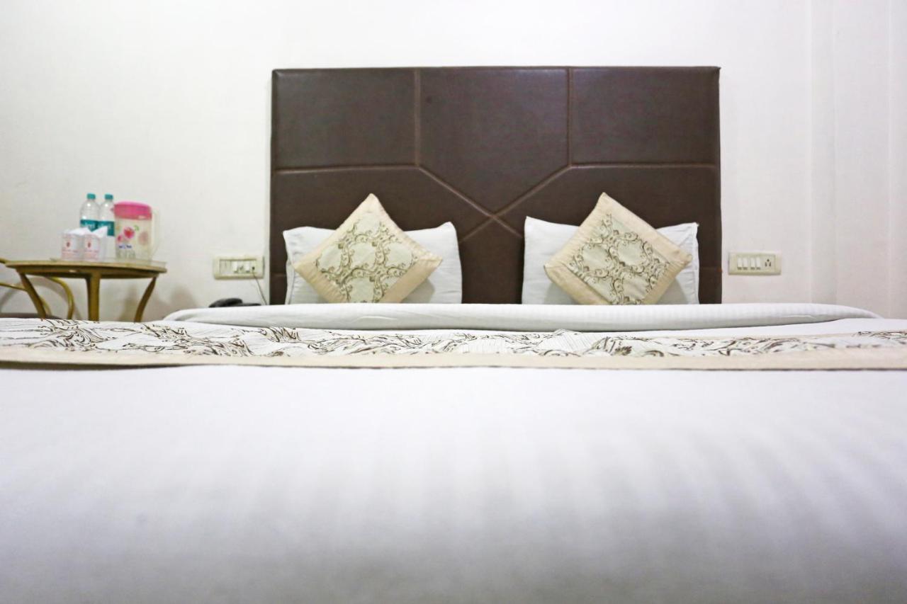 Hotel Sterling Inn, New Delhi Bagian luar foto