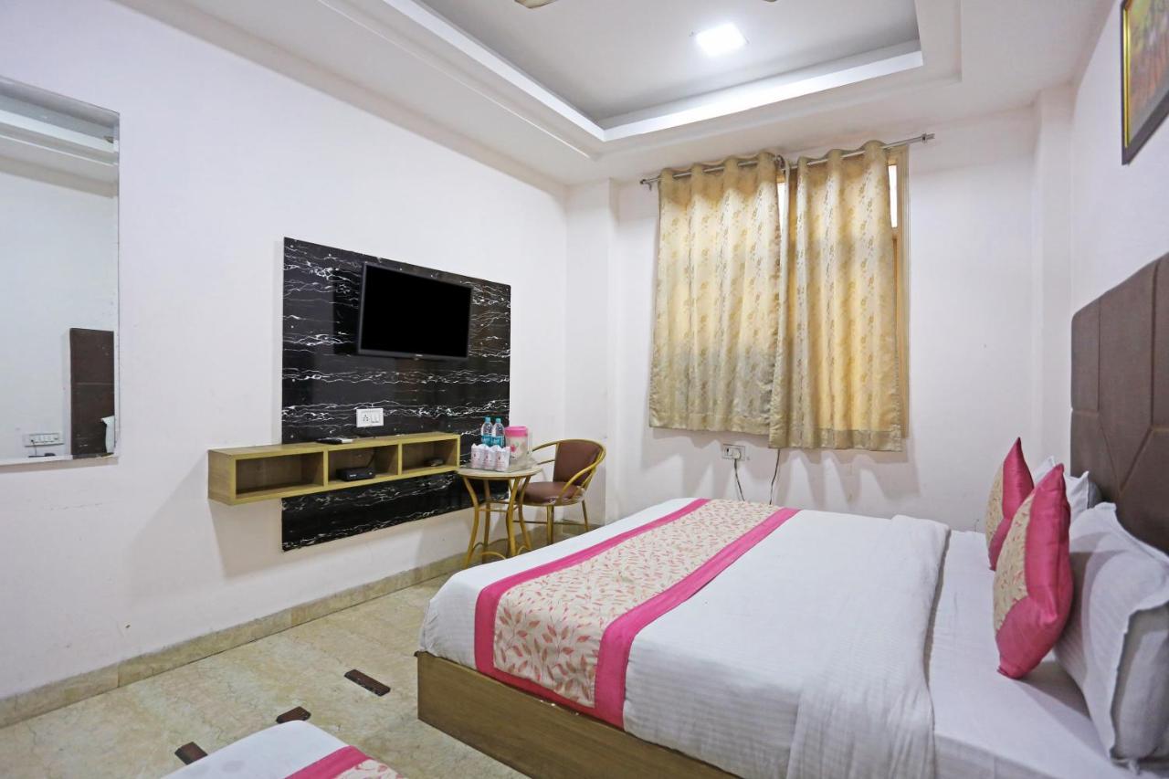 Hotel Sterling Inn, New Delhi Bagian luar foto