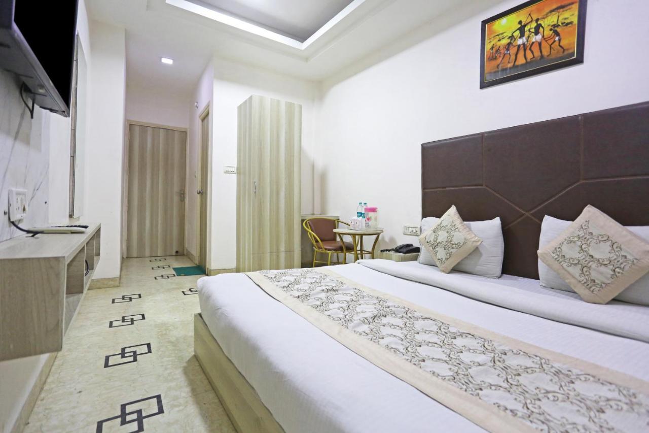 Hotel Sterling Inn, New Delhi Bagian luar foto