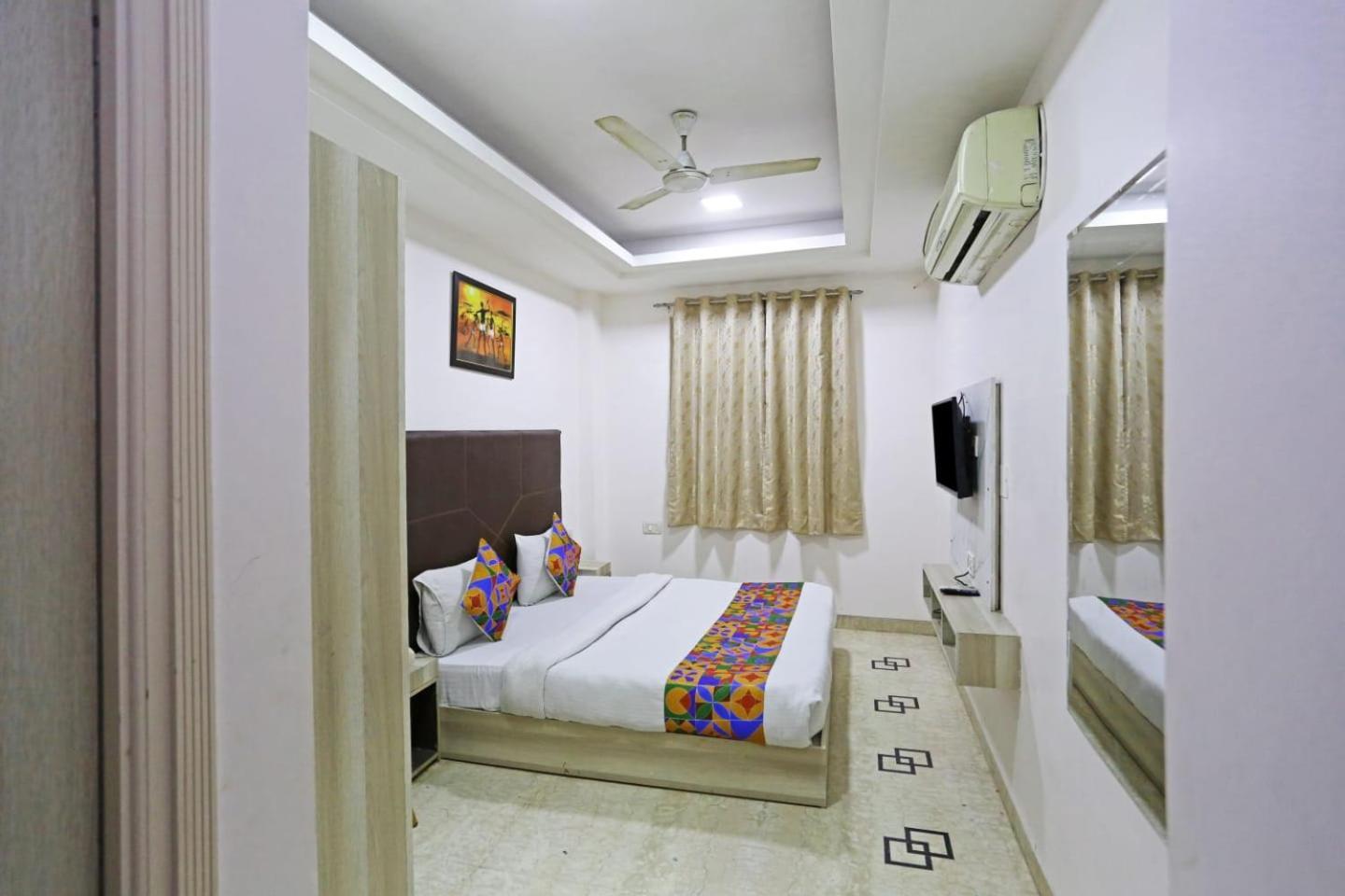 Hotel Sterling Inn, New Delhi Bagian luar foto