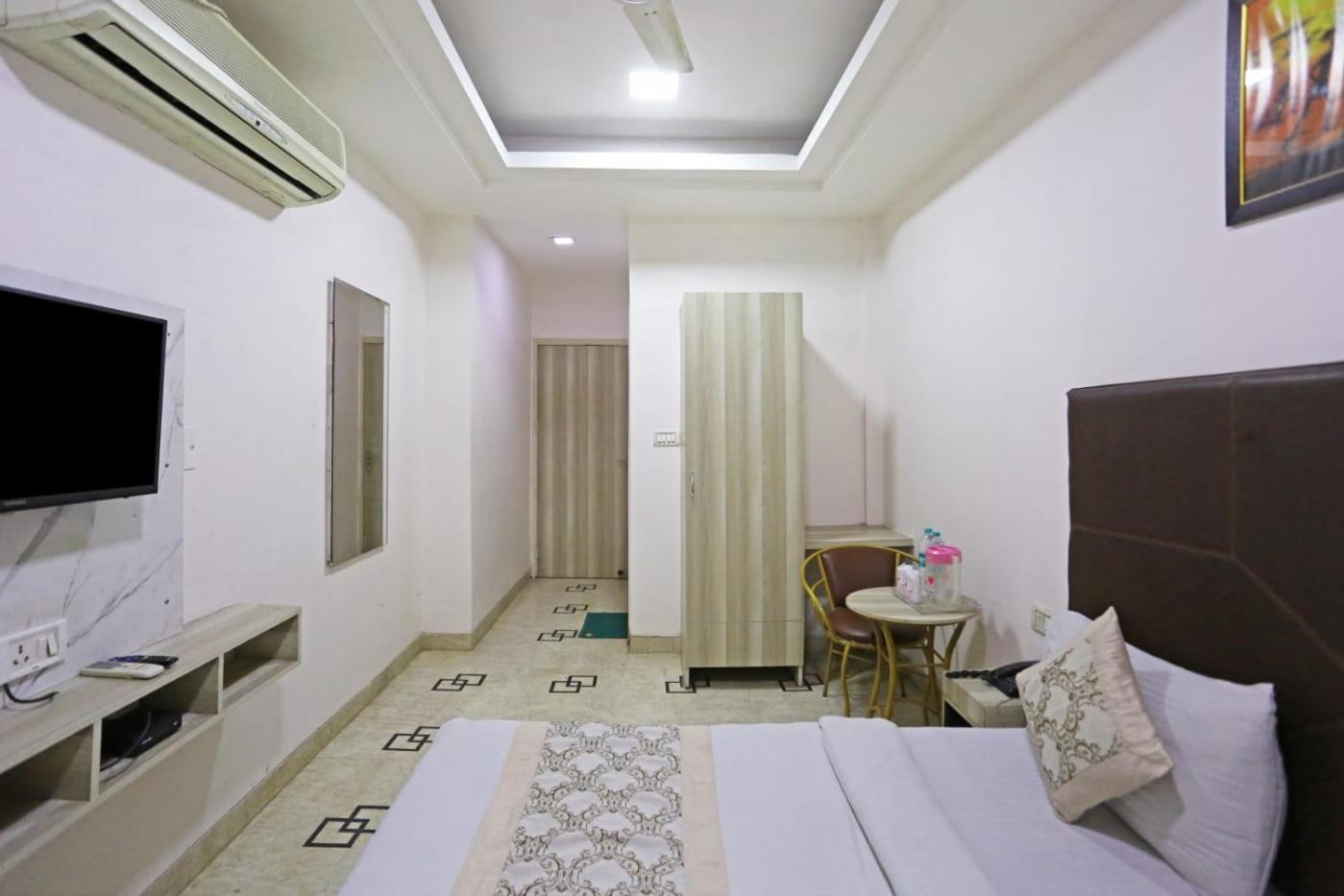 Hotel Sterling Inn, New Delhi Bagian luar foto