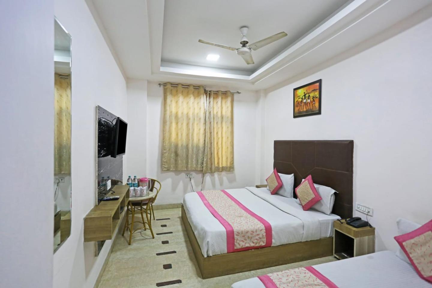 Hotel Sterling Inn, New Delhi Bagian luar foto