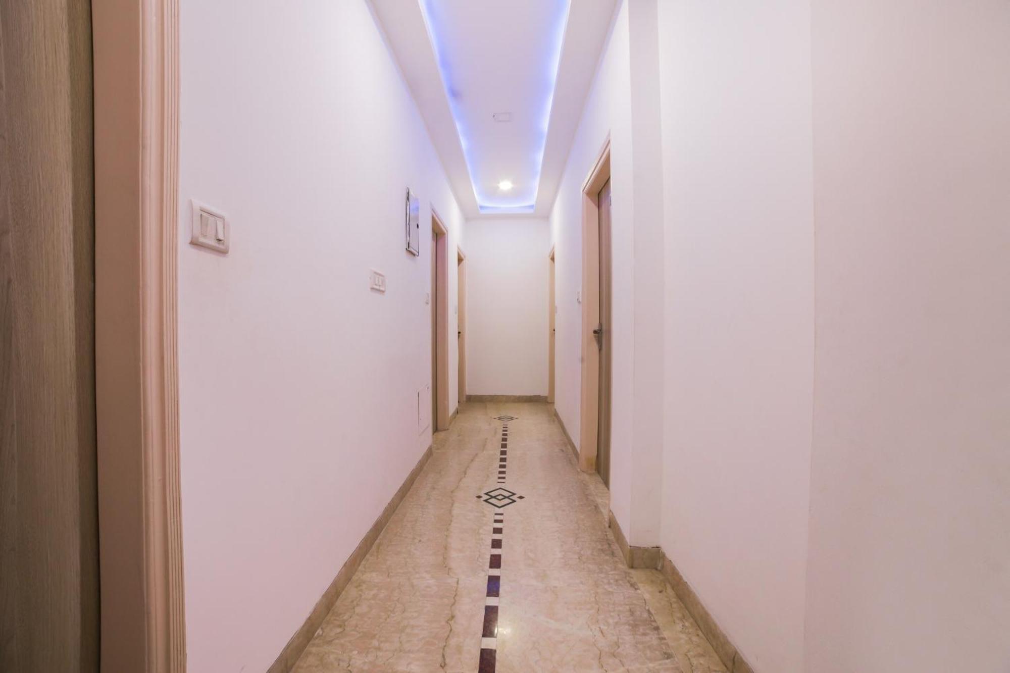 Hotel Sterling Inn, New Delhi Bagian luar foto
